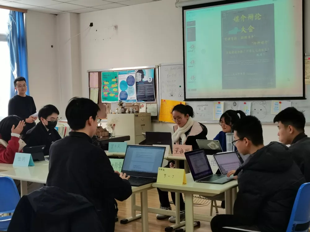 模拟媒介辩论大会丨看花季少年如何唇枪舌战？